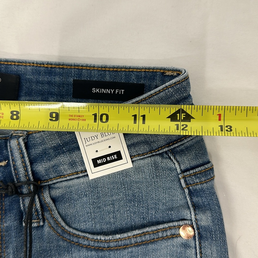 JUDY BLUE MID-RISE 70'S PATCH SKINNY JEANS. 1/25. NWT - Picture 6 of 9